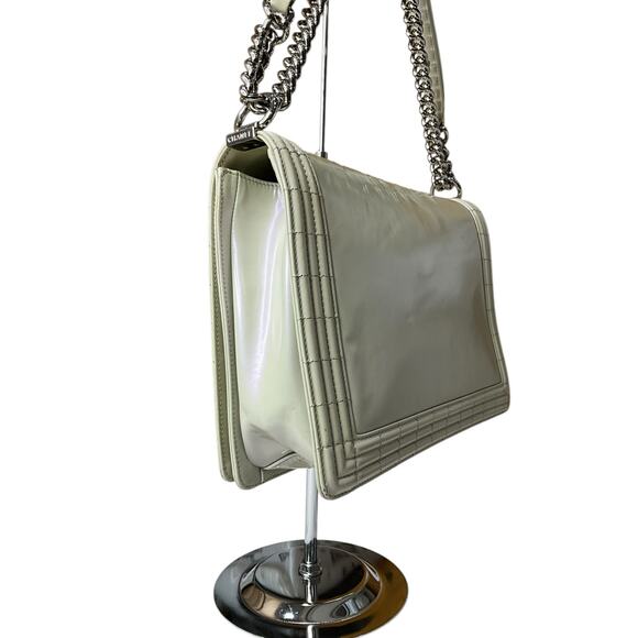 Chanel Pearl Iridescent Glazed Patent Leather Large Reverso Boy Flap Bag - Picture 11 of 16